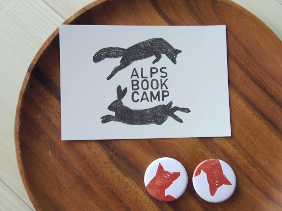 ALPS BOOK CAMPのポストカードと缶バッチ